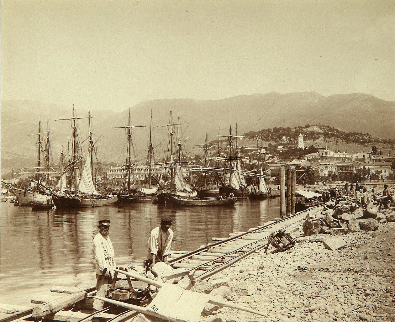 Uppförandet av en pir i Jalta. Albumin foto av Unknown artist
