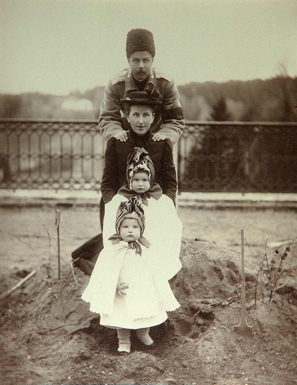 Presenterar familjen till hertig Fyodor Uvrov på lantgården. Albumen foto av Unknown artist