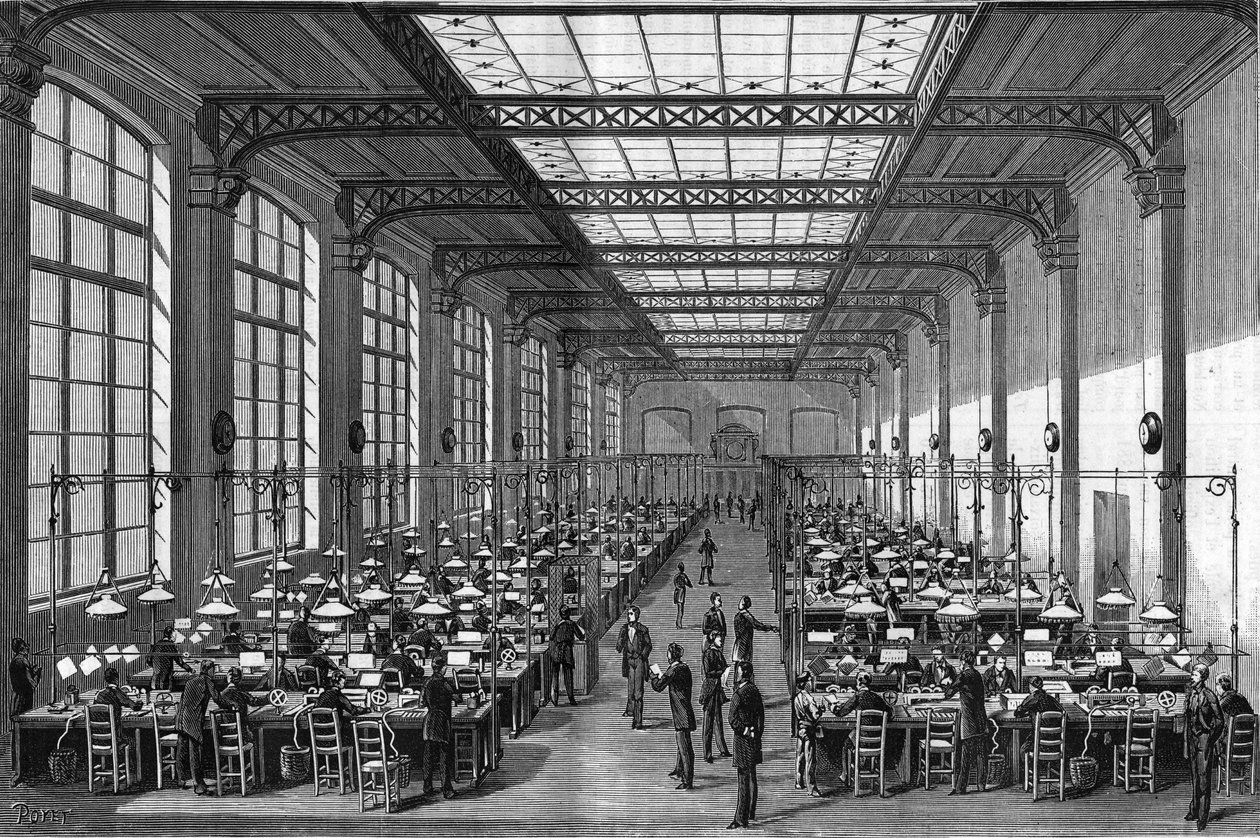 Den stora salen på första våningen i den nya centrala telegrafstationen i Paris 1884. Gravyr från 1884. i "" La Nature. Granskning av vetenskaper och deras tillämpningar för konst och industri.”” av Unknown artist