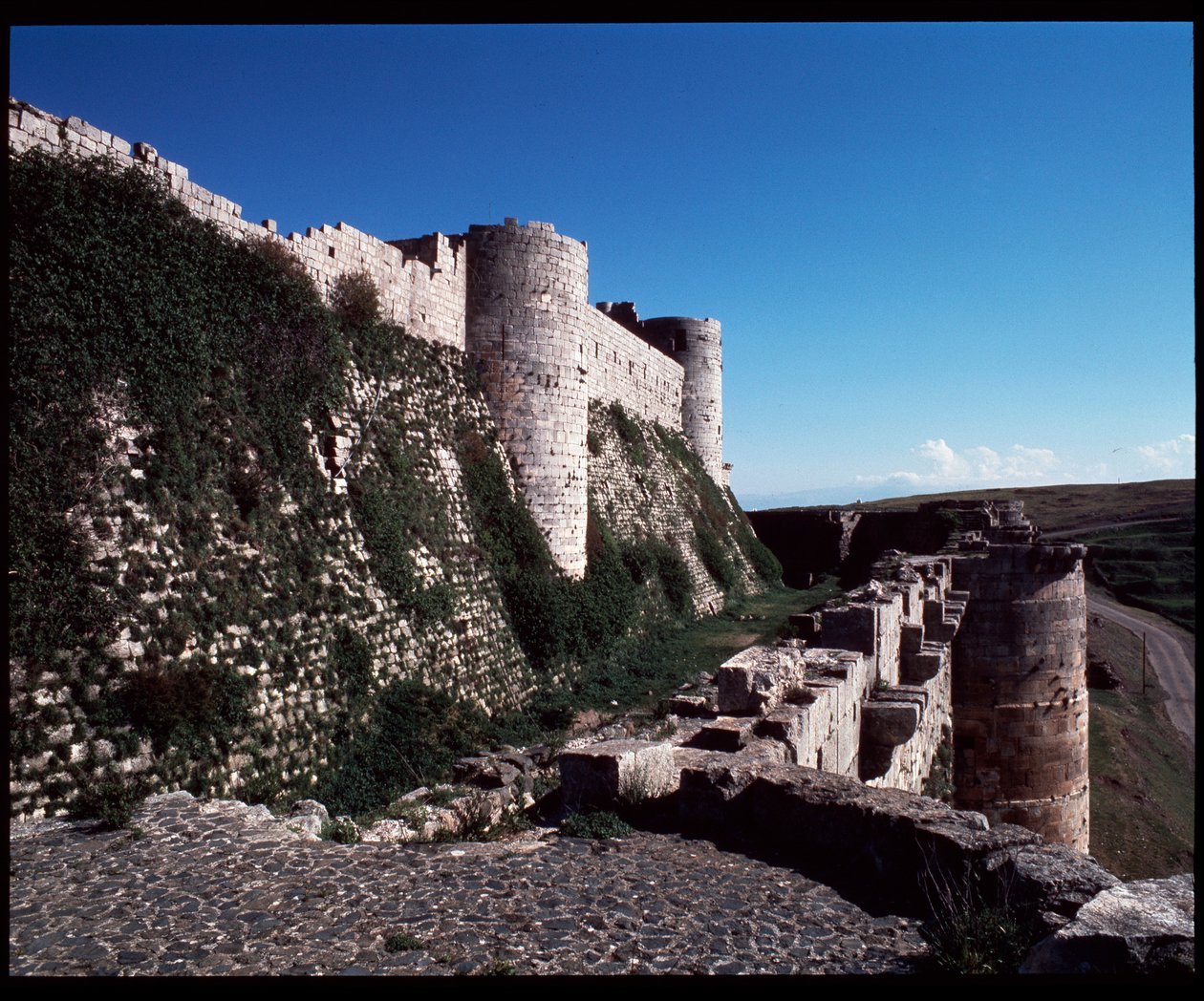 Utsikt över riddarnas Krak, korsfararslottet, ca 1100 (Fotografi) av Unknown artist