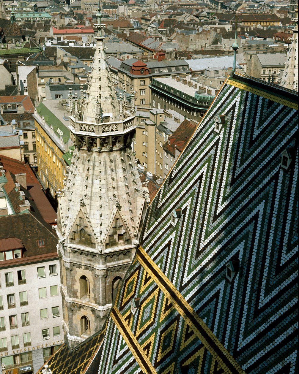 Utsikt över katedralens glaserade tegeltak av Unknown artist