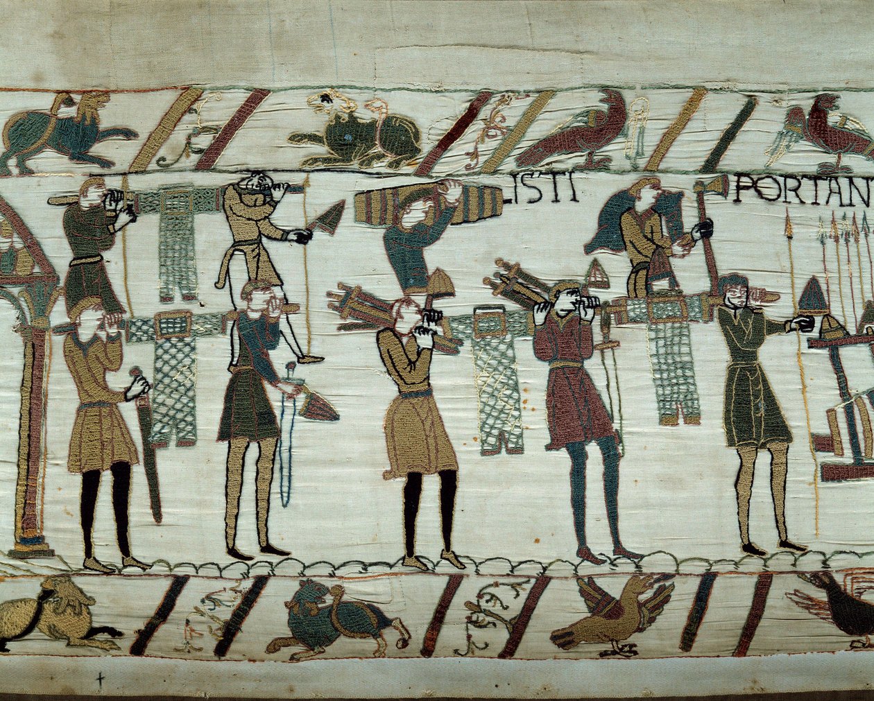 Vapen och vin förs till fartygen under tankningen för erövringen av England av Vilhelm Erövrarens flottor (1027-1087) 1066 Detalj av Bayeux gobeläng eller Broderi av Drottning Mathilde av Unknown artist
