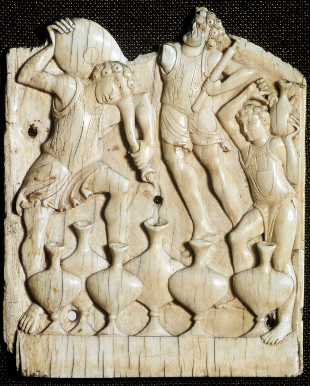 Kanas bröllop: "" tjänarna fyller med vatten sex krukor som Jesus Kristus ska förvandla till vin""" Utskuren elfenbenstavla. 1000-talets London, Victoria and Albert Museum av Unknown artist