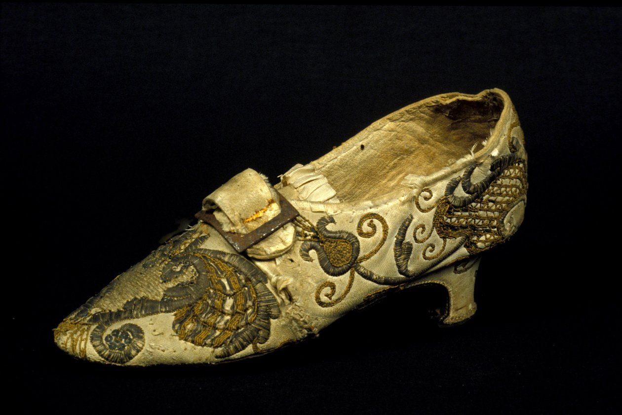 Damskor modell (pumps) med klack av Unknown artist