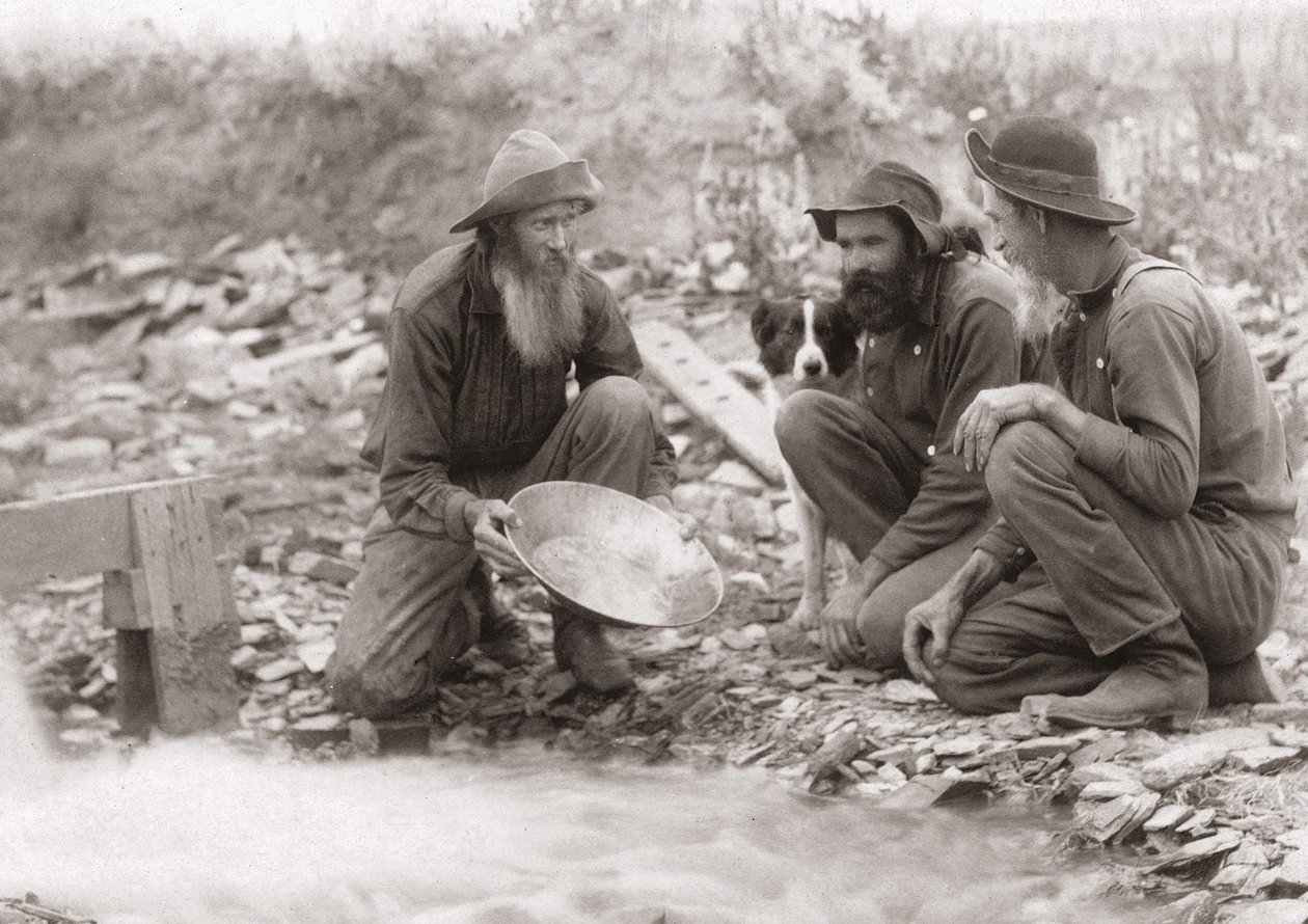 3 män som filtrerar jorden för att få guld: Guldsökare i södra Dakota, Rockerville. Fotografi 1889. av Unknown artist