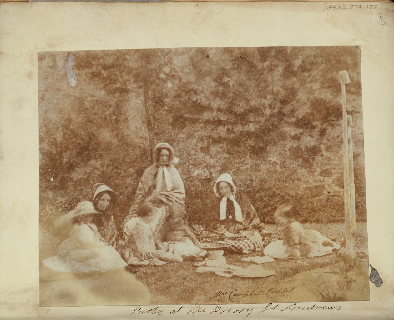 En picknickgrupp. av Unknown artist
