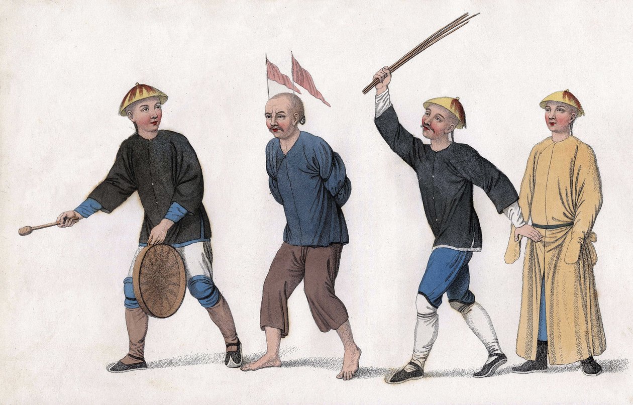 Åtal tas till domstol. För att fånga allmänhetens uppmärksamhet fästs röda flaggor på hans huvud och en man ringer med gongongen. Gravyr, i "The Punishments of the Chinese", London av Unknown artist