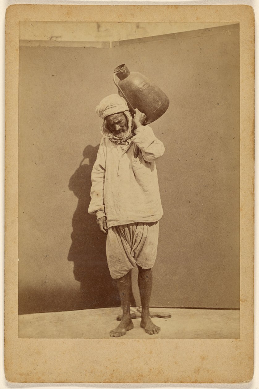 [Arabisk man bär en kanna] av Unknown artist