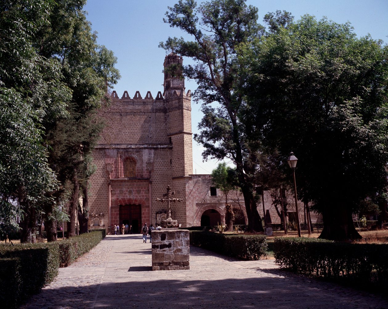 Art Mexico: utsikt över Augustinerklostret (klostret San Augustin Acolman) från 1571. Korset är gjort av Tequitquis inhemska konstnärer. Mexiko. Acolman av Unknown artist