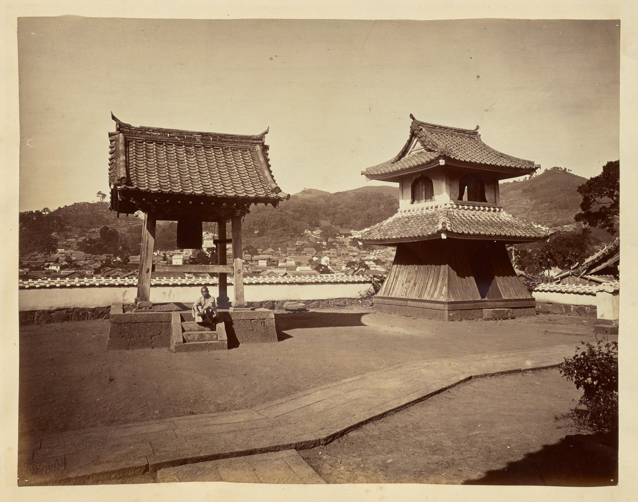[Klocktornet och trumtornet vid Jinso-ji Temple] av Unknown artist