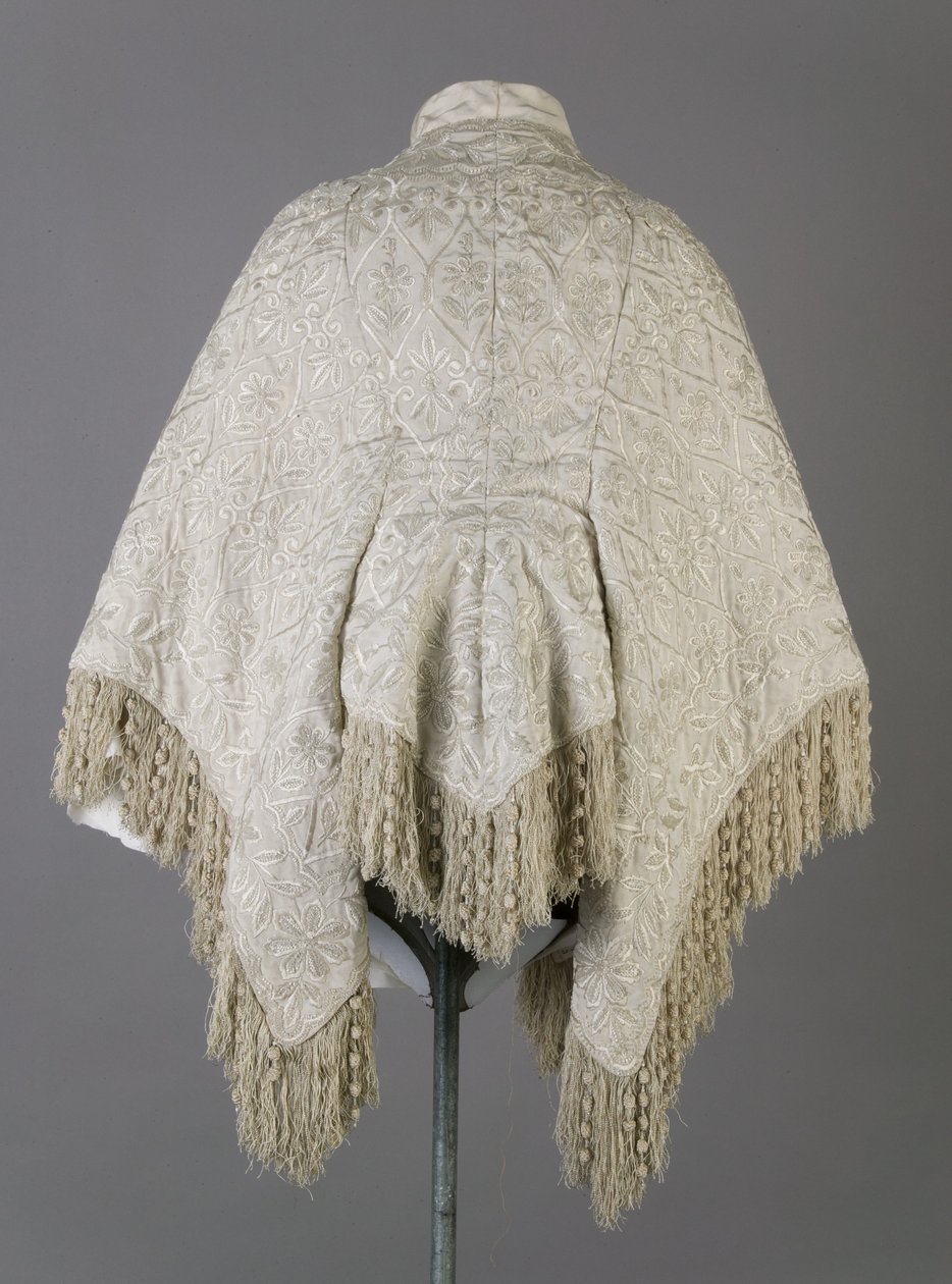Bertha Palmers kappa, ca 1870 (vy bakifrån), Ribbad sidenmoiré, fransar och kristallpärlor av Unknown artist