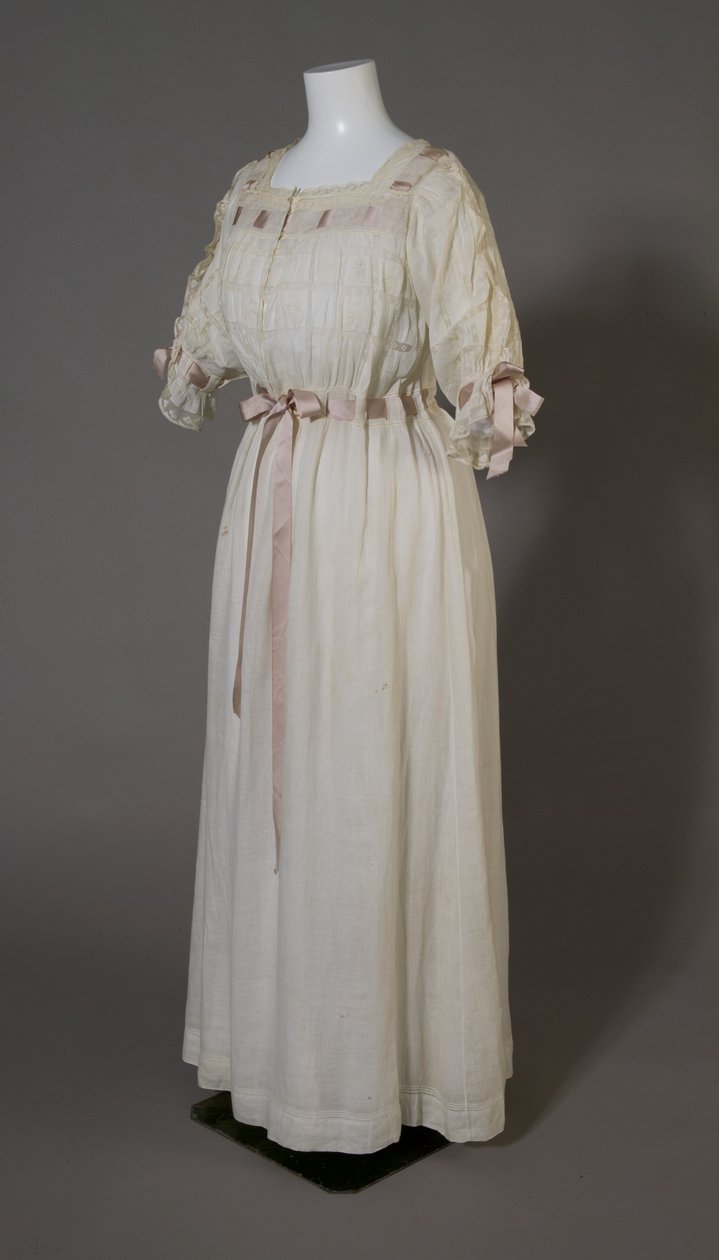 Bertha Palmers nattlinne, ca 1880 (snett framifrån), vit bomull, spetsar, broderier och sidenband. av Unknown artist
