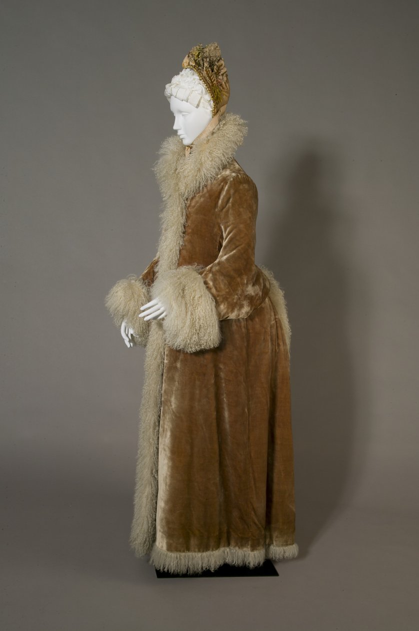 Bertha Palmers vinterkappa, ca 1885 (vy från sidan), siden sammet och lammull. av Unknown artist