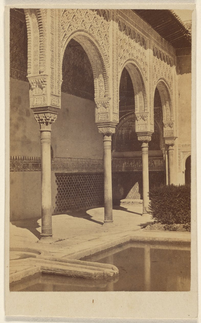 [Detalj av pelare, med en del av den reflekterande poolen synlig, Alhambra] av Unknown artist