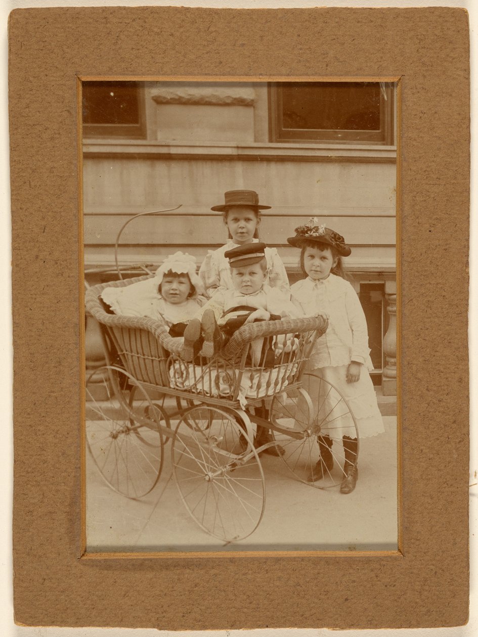 [Fyra barn i New York: två i barnvagn, två stående] av Unknown artist