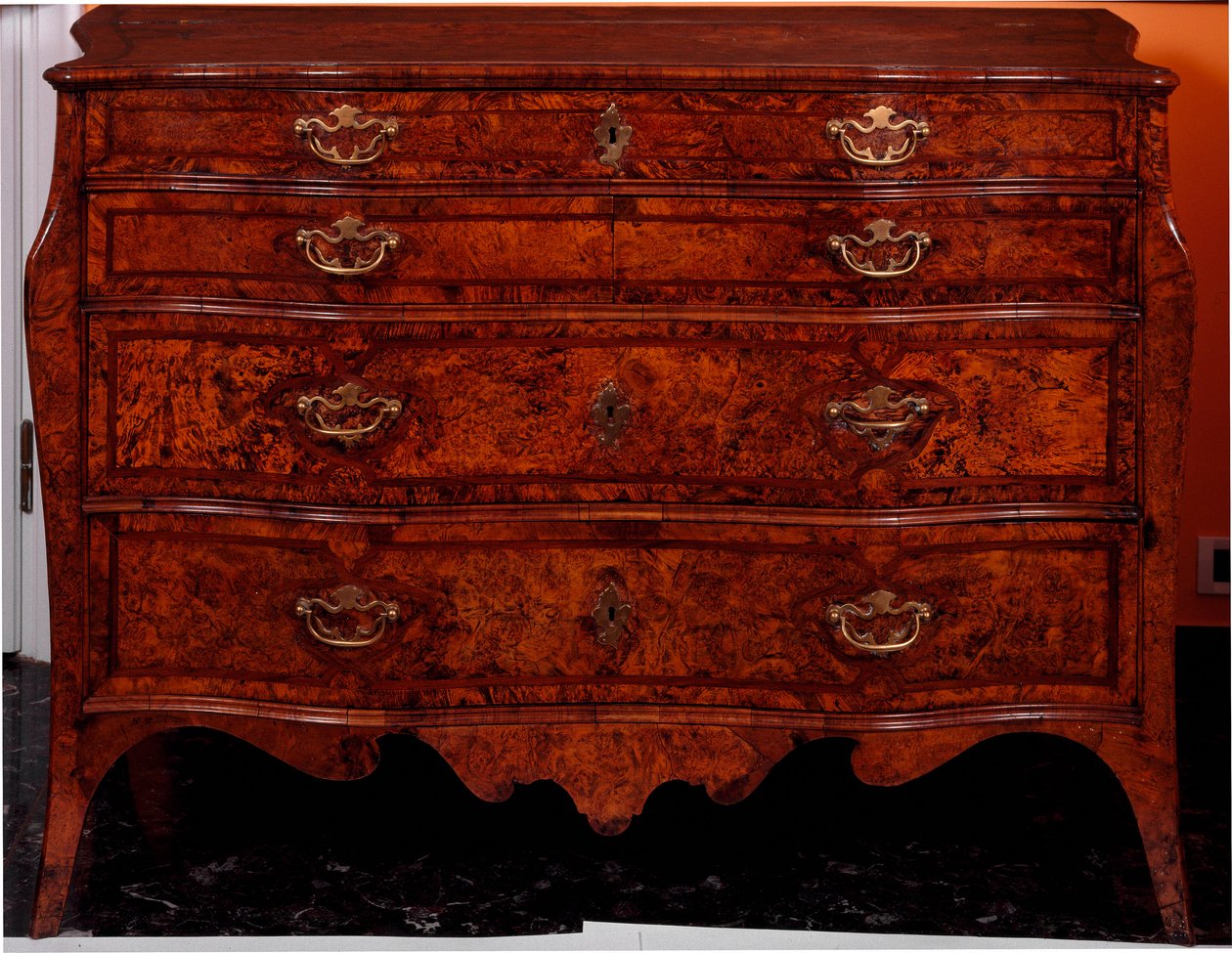 Möbler: byrå av cederträ. 1735-1745 ca. Dämpa. 97x137x68 cm Privat samling av Unknown artist