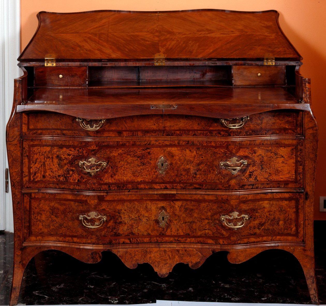 Möbler: byrå av cederträ. 1735-1745 ca. Dämpa. 97x137x68 cm Privat samling av Unknown artist