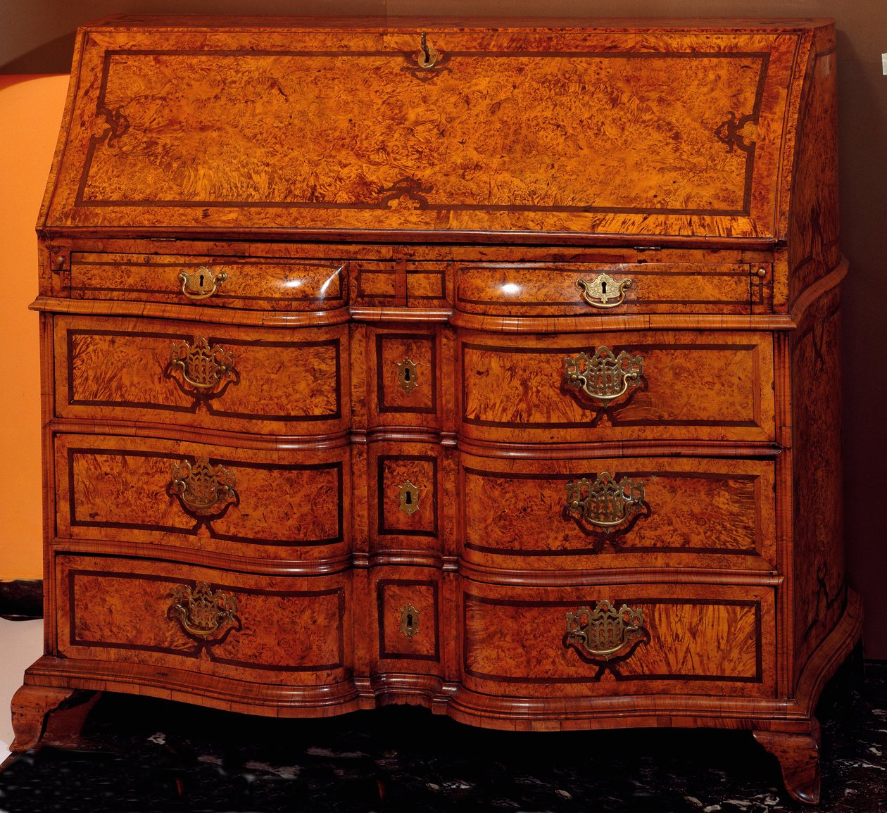 Möbler: skrivbord i cederträ. 1734-1740 ca. Dämpa. 111x127x61 cm Privat samling av Unknown artist