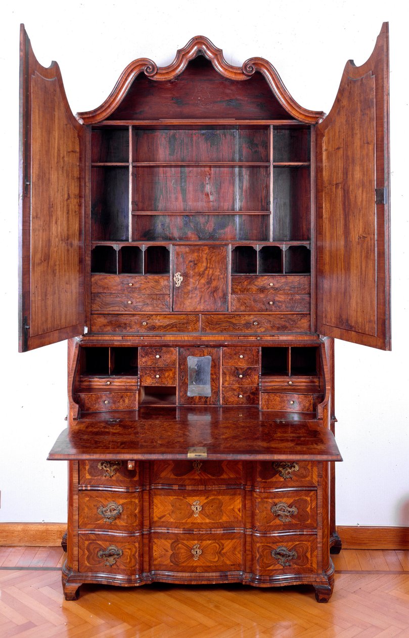 Möbler: trumeau i rosenträ. 1735 ca. Dämpa. 257x130x61 cm Privat samling av Unknown artist