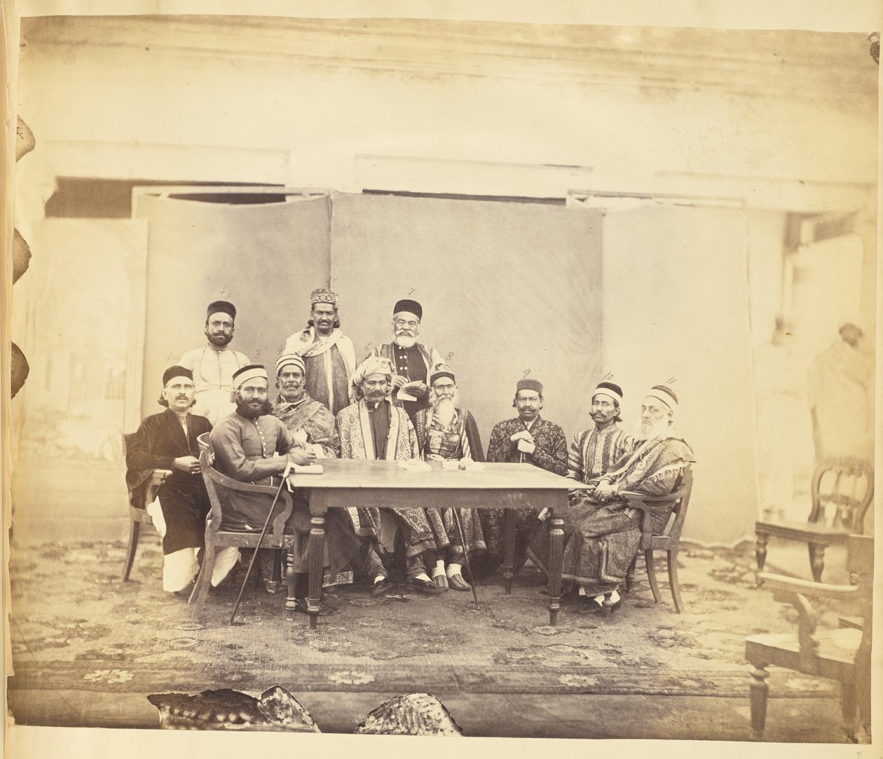 [Grupporträtt av män, Indien] av Unknown artist