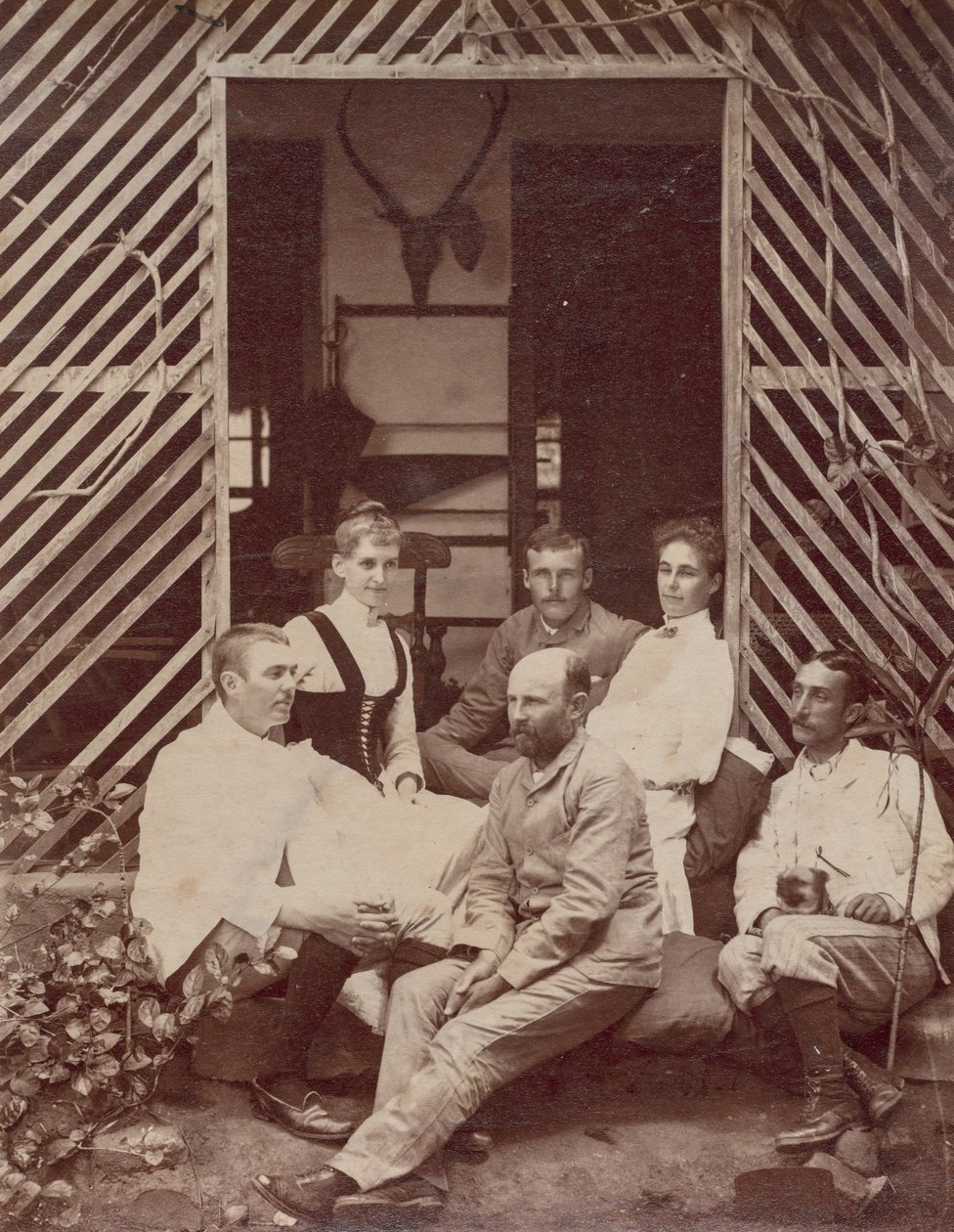 Grupp tagen på Nortekande Bungalow av Unknown artist