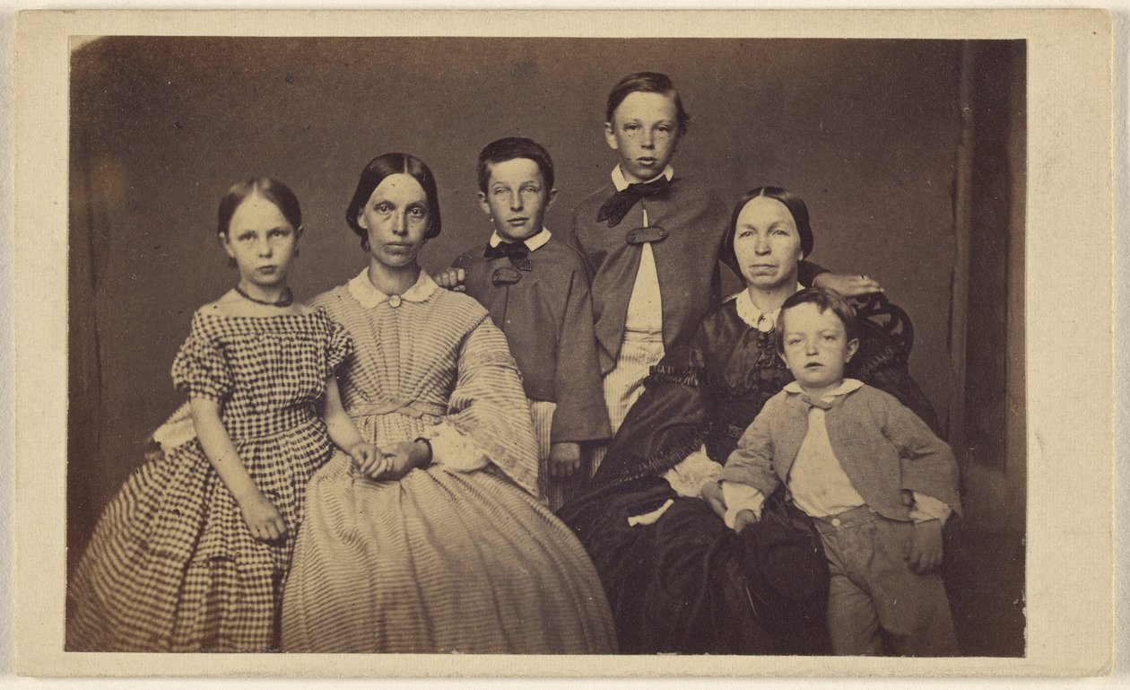 [Familjeporträtt i grupp, två kvinnor och fyra barn] av Unknown artist