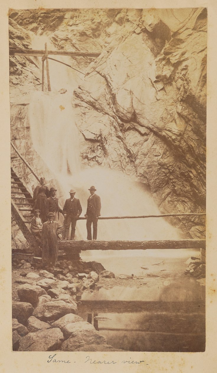 [Grupp av människor vid Seven Falls, Cheyenne Cañon, Colorado] av Unknown artist