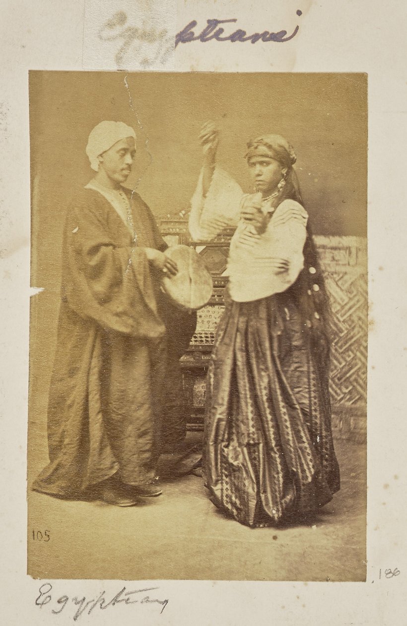 [Grupporträtt av en musiker och en dansare] av Unknown artist