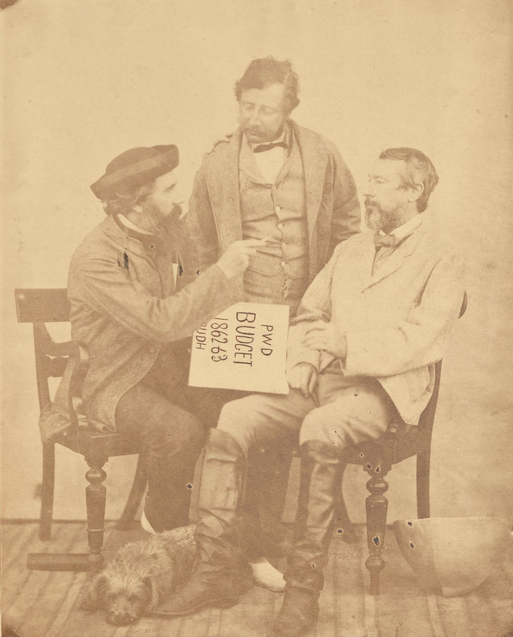 [Grupporträtt av tre män, Indien] av Unknown artist