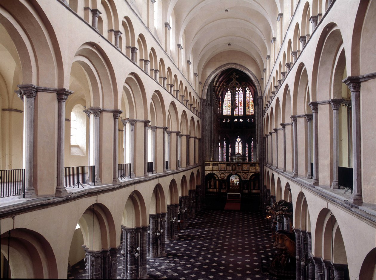Interiör av katedralen i Tournai: Nef. Belgien. av Unknown artist