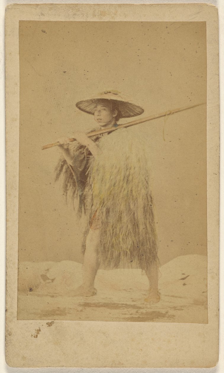 [Japansk man iförd regncape och hatt av halm, bär på en lång påle] av Unknown artist