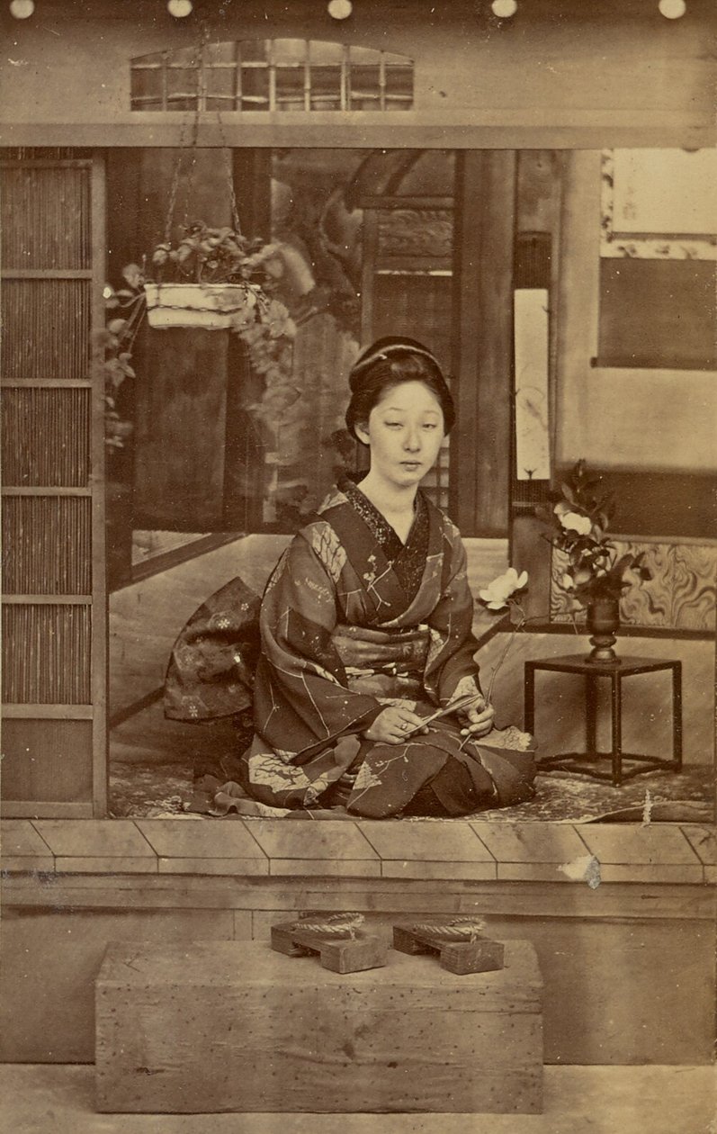[Knäböjande japansk kvinna] av Unknown artist