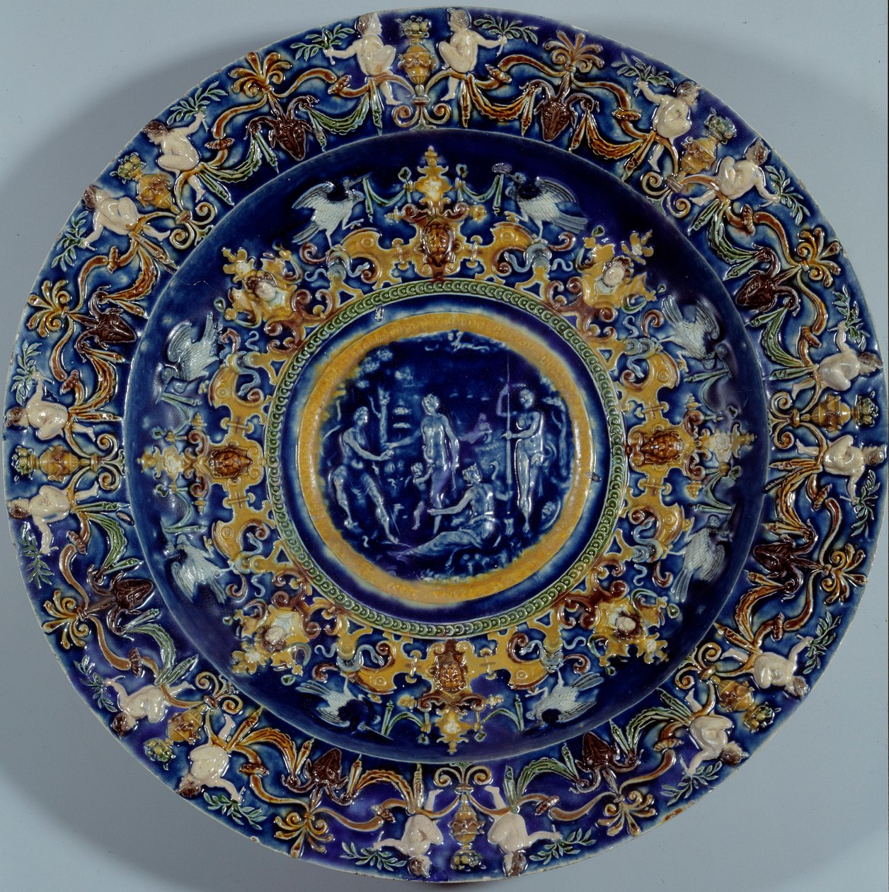 Stort polykromt fajansfat med en representation av Parisdomen. 1550-1600 av Unknown artist