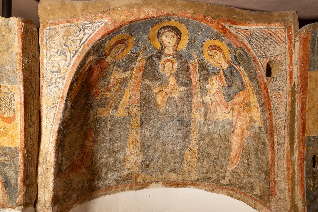 Madonna med barn mellan ärkeänglarna av Unknown artist