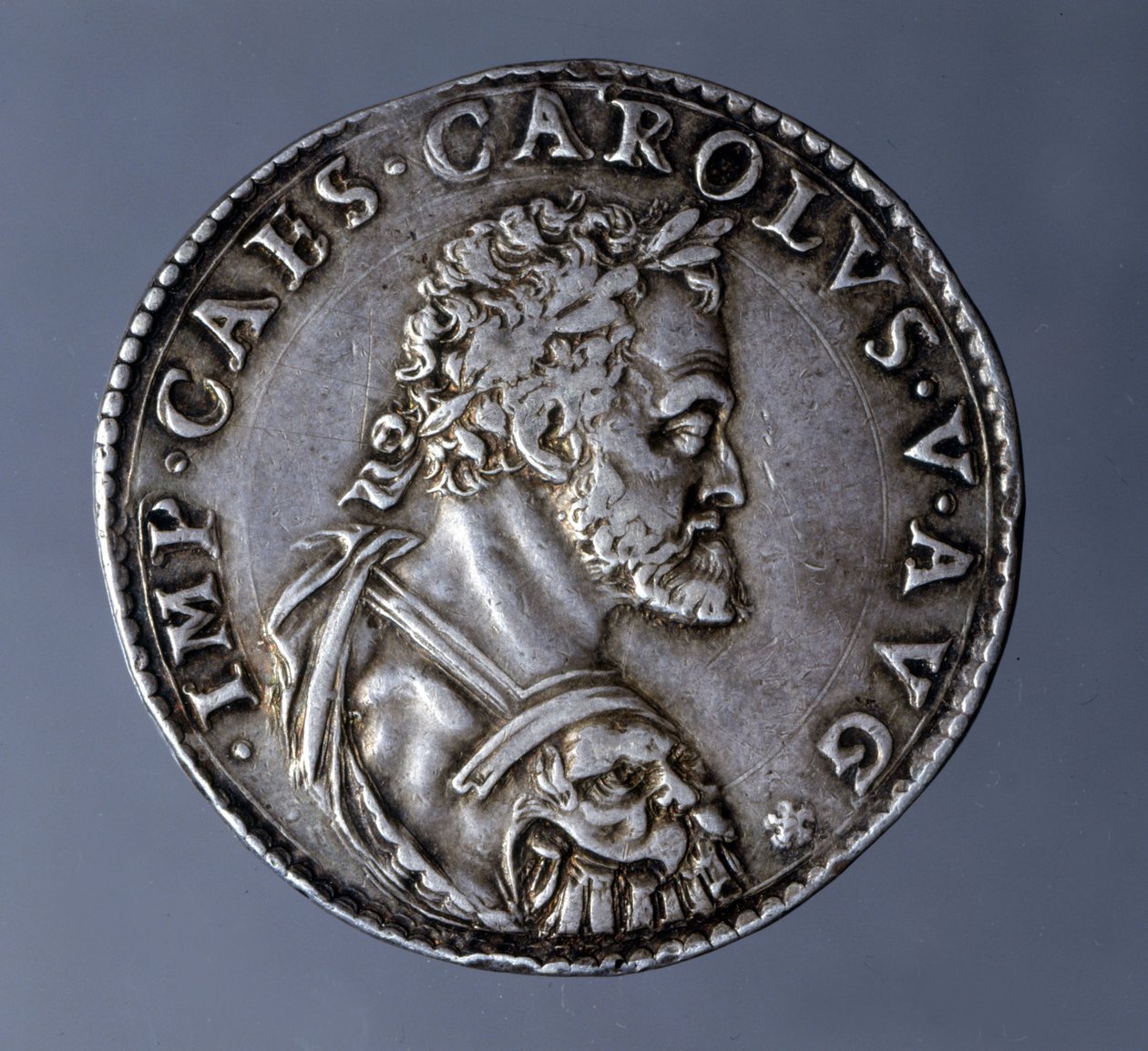 Myntpräglat i namn och bild av kejsar Karl V (1500-1558). av Unknown artist