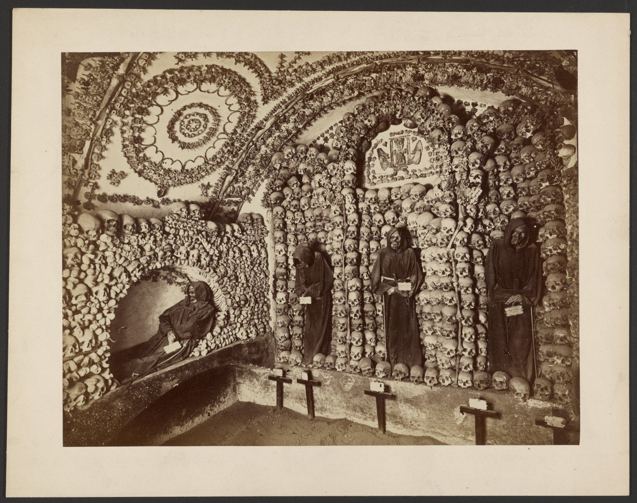 [Ossuarium i en kapucinkyrka i Rom] av Unknown artist