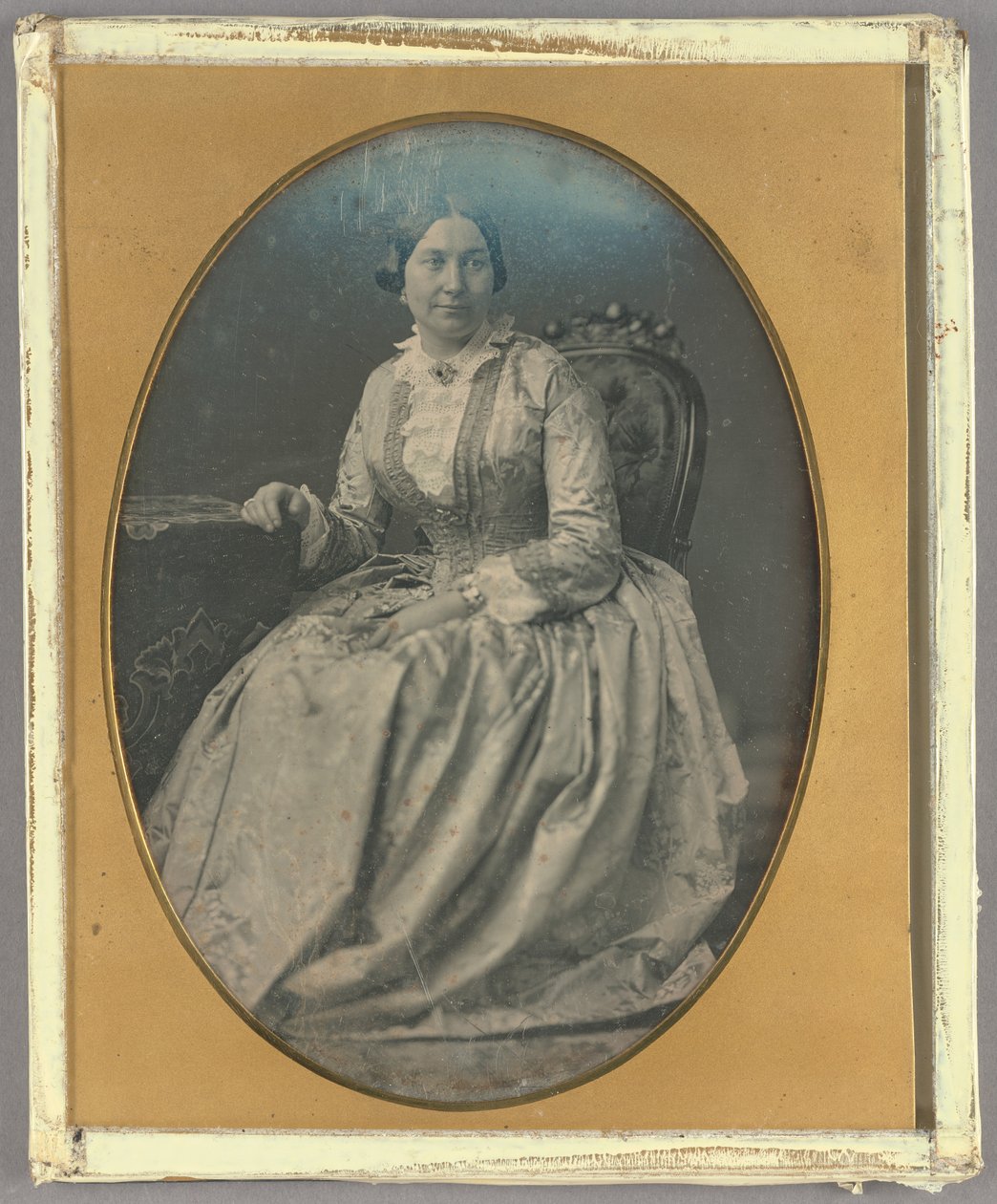 [Porträtt av en sittande kvinna i lång, böljande klänning] av Unknown artist