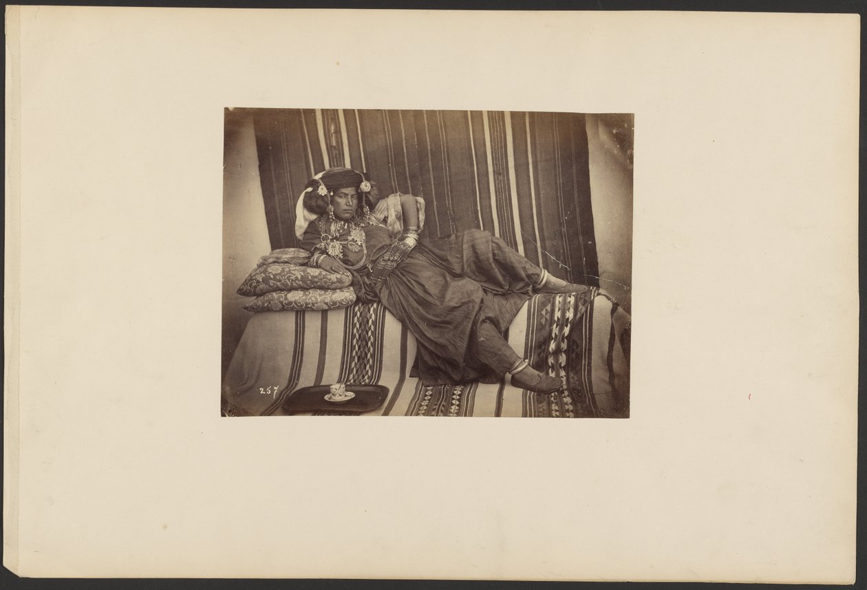 [Liggande algerisk odalisque, Ouled Nail-stammen] av Unknown artist
