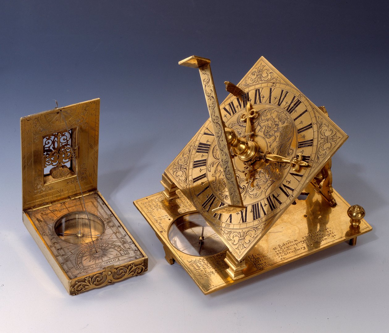 Vetenskapliga instrument: solurtavlor från 1500-talet (vänster) och 1600-talet. Privat samling av Unknown artist