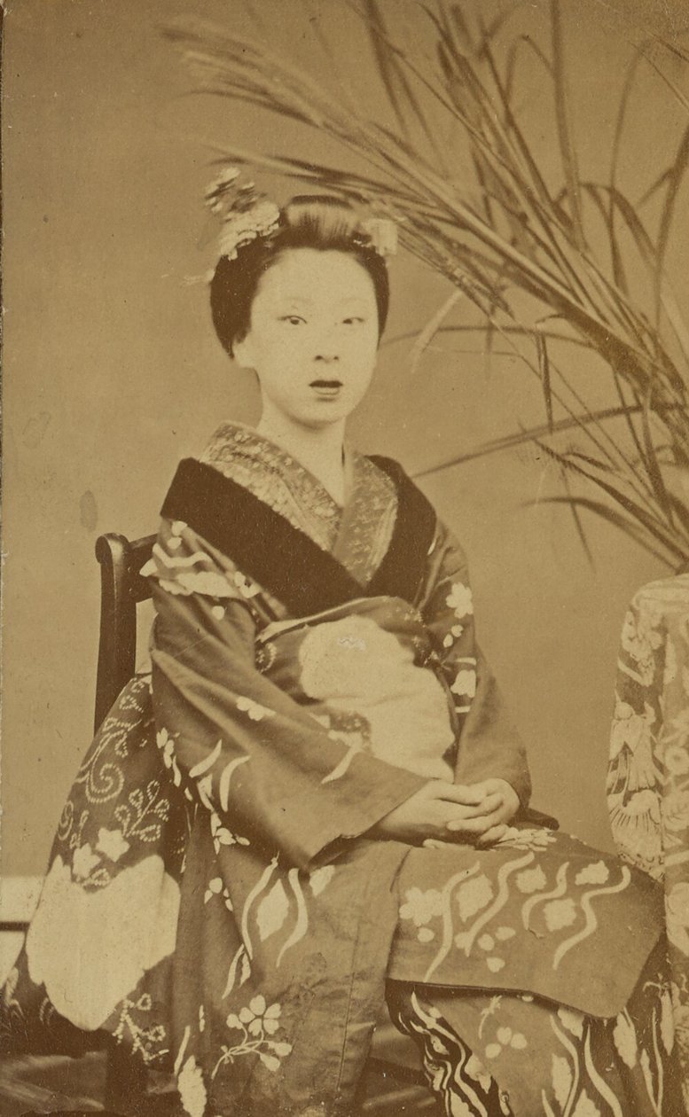 [Sittande japansk kvinna] av Unknown artist