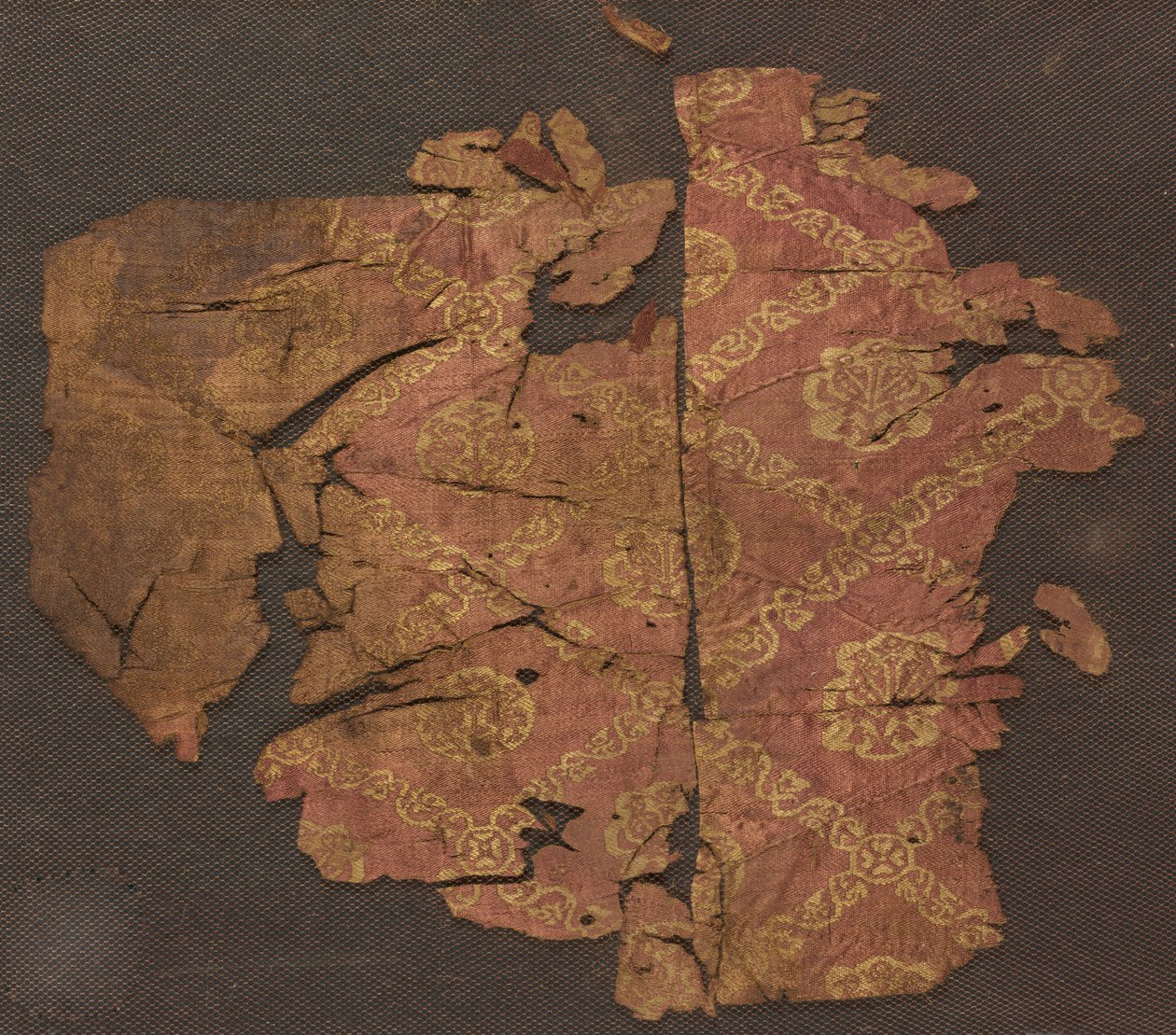 Flera fragment (några ihopsydda) av Unknown artist