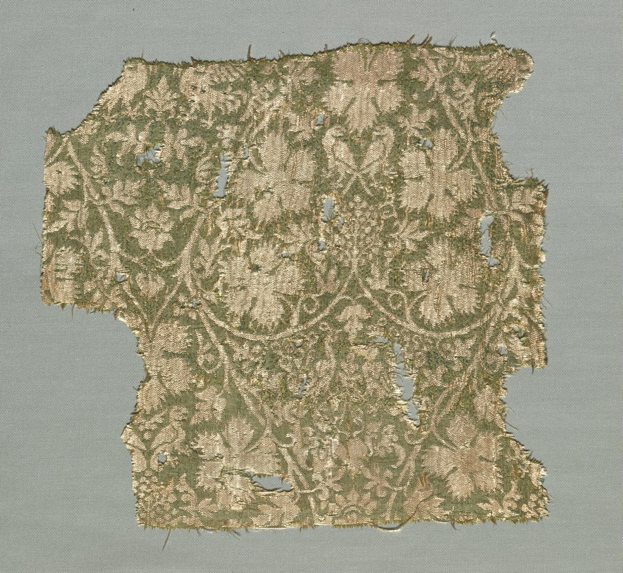 Sidenfragment med rullande vinstockar, druvblad, vindruvor och fåglar av Unknown artist