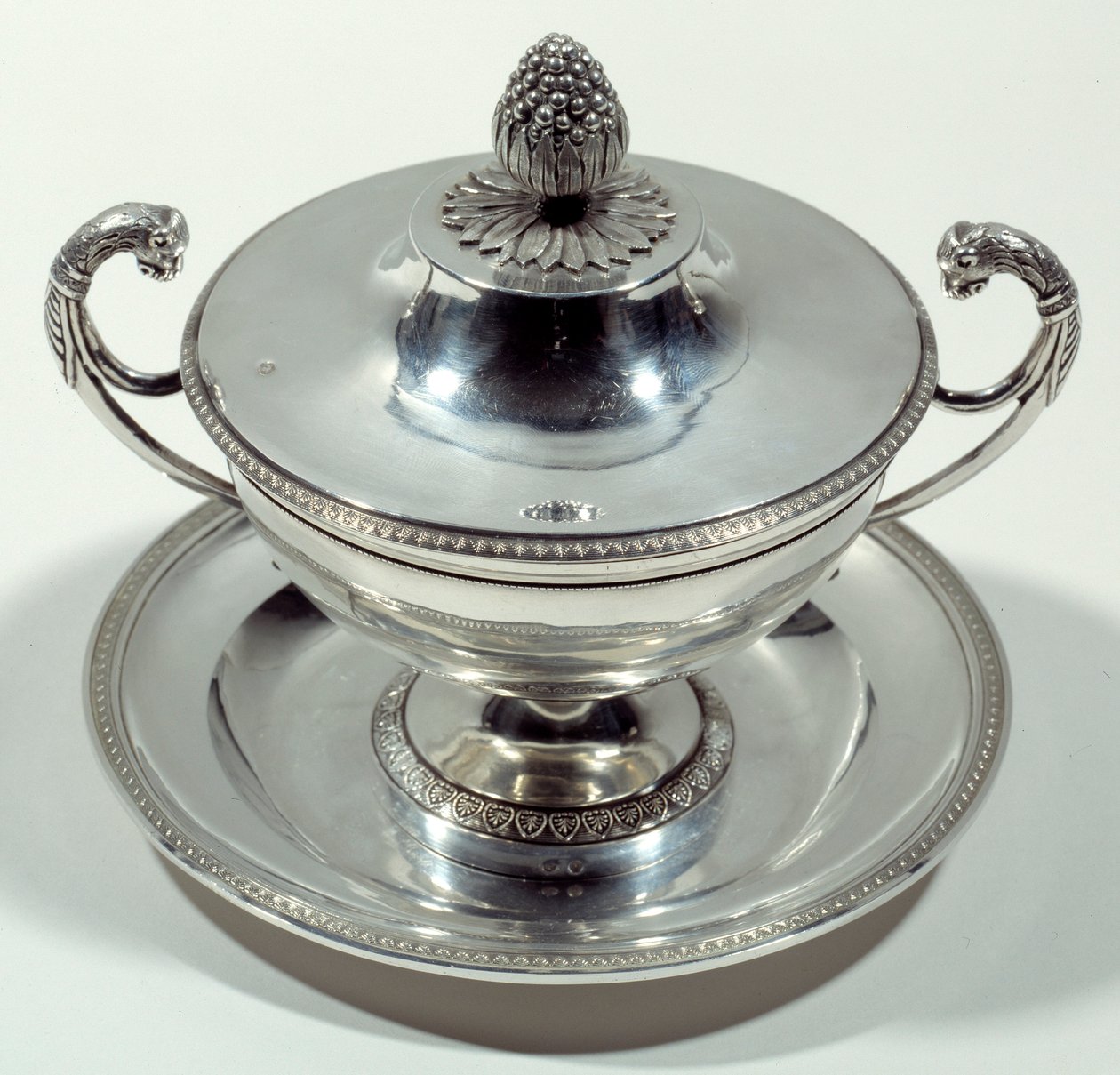 Silverkopp med topp av en kotte. 1789-1809. Se. National Renaissance Museum av Unknown artist