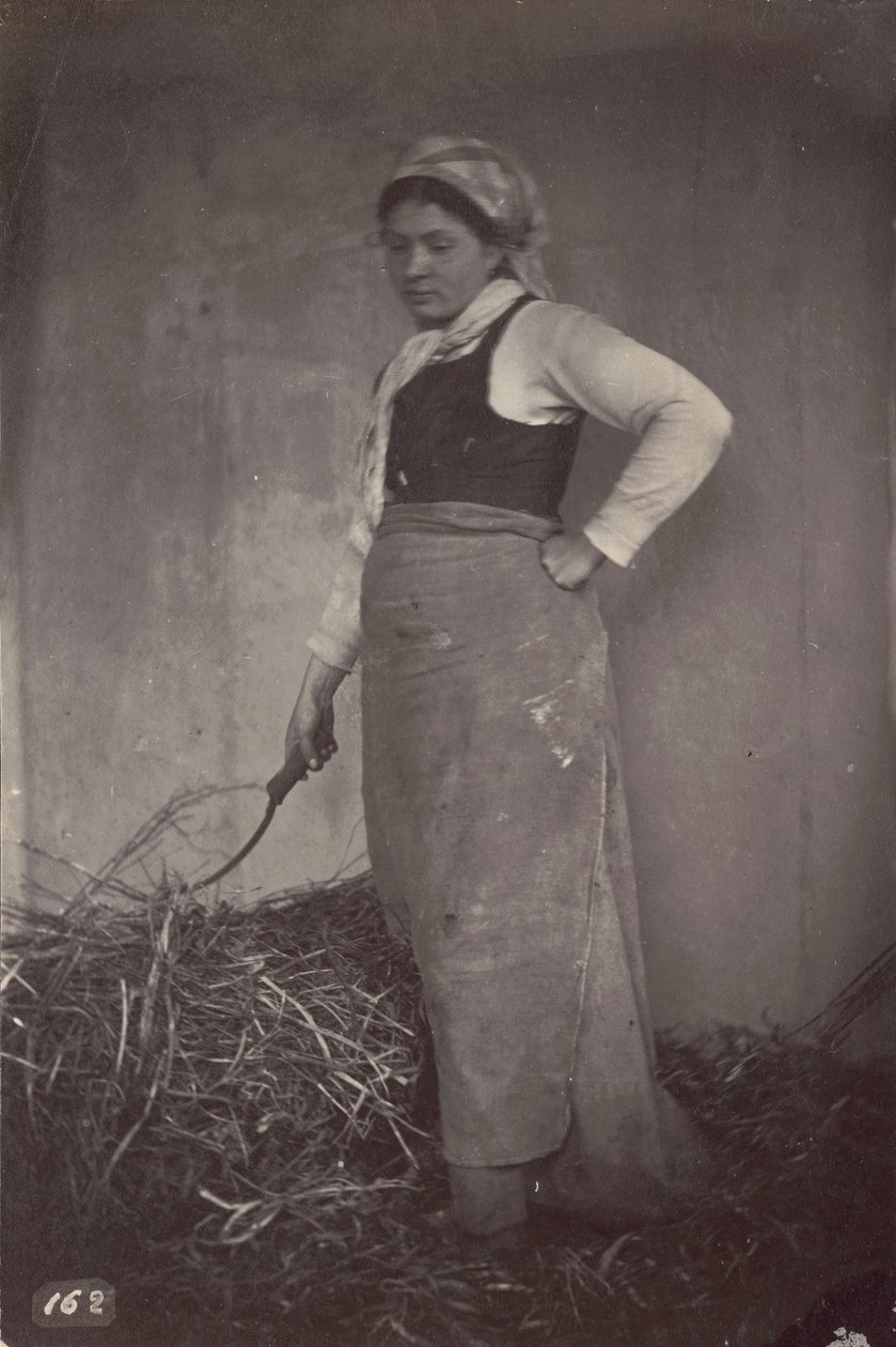 [Stående kvinna med lie] av Unknown artist