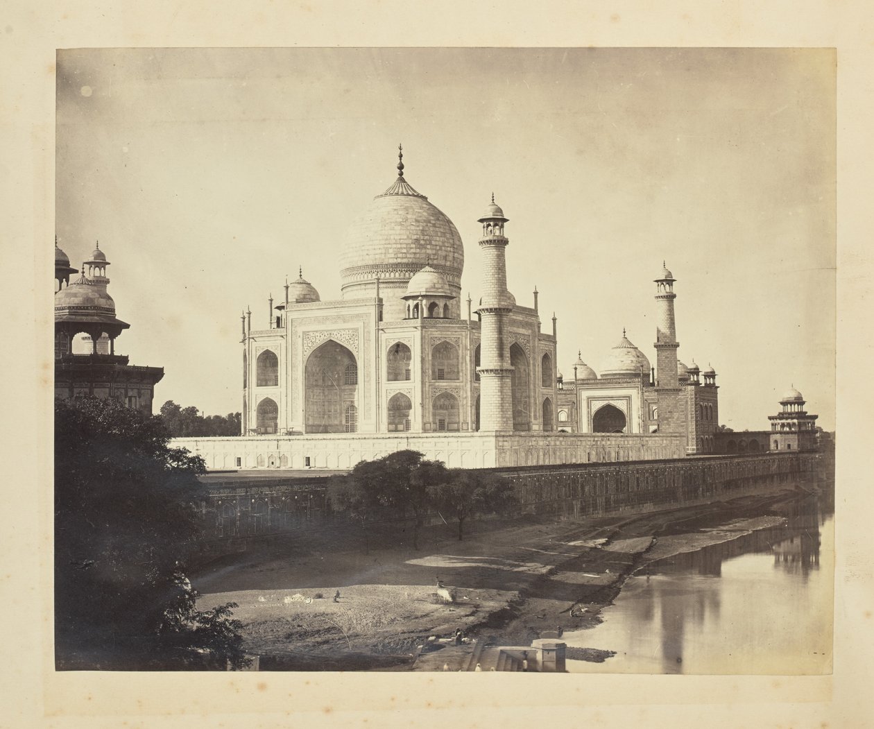 [Taj Mahal från stranden av Yamuna-floden] av Unknown artist