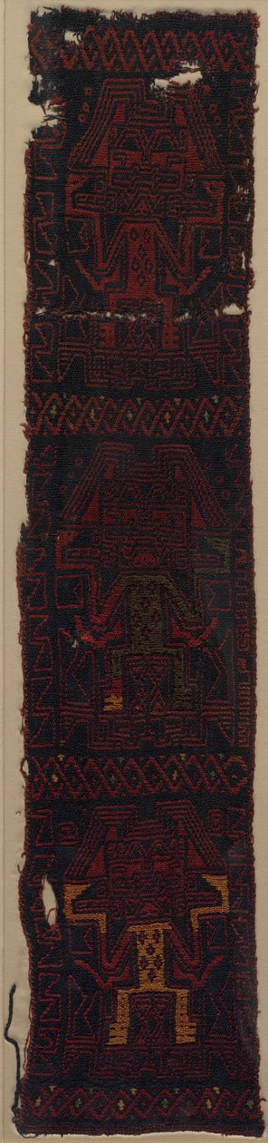 Textilfragment med tre frontala gudar och sammanflätade mönster av Unknown artist