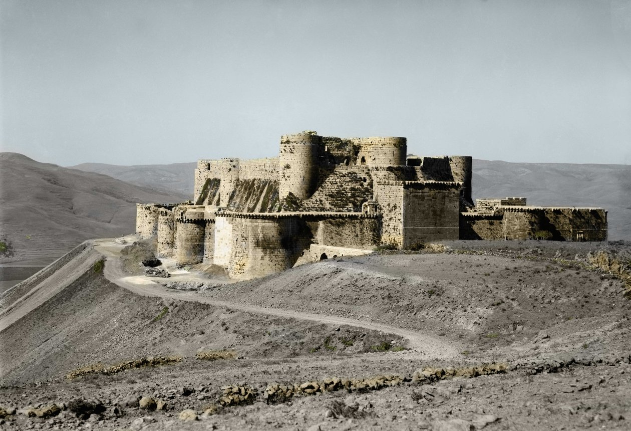 Slottfortet Krak of the Knights med anor från korstågen ligger i västra Syrien, 1930. av Unknown artist