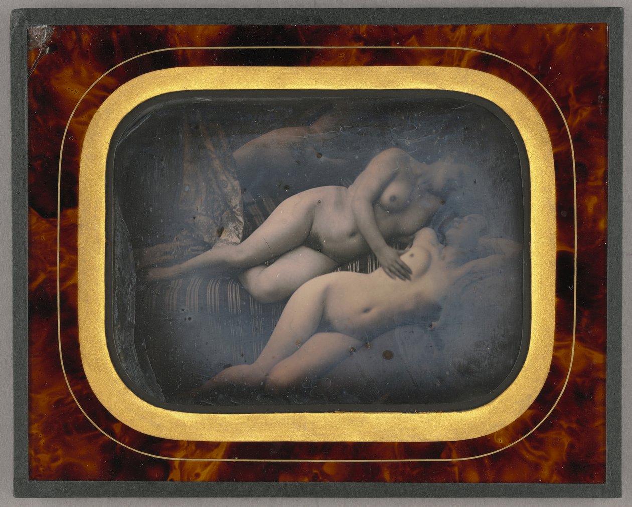 Två kvinnor som omfamnar varandra av Unknown artist