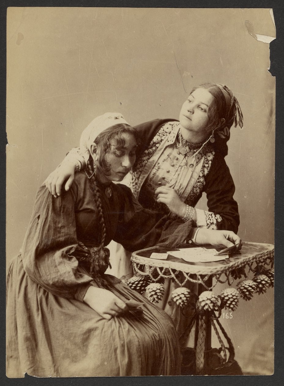 [Två kvinnor vid skrivbord] av Unknown artist