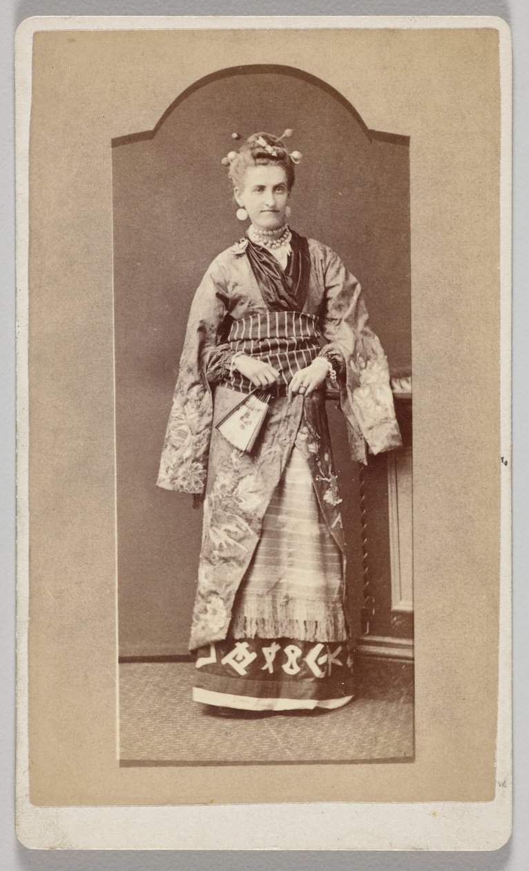 Utan titel (vit kvinna i japansk kimono med solfjäder) av Unknown artist